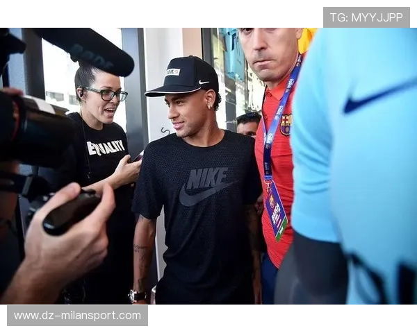 内马尔被粉丝偶遇超市，排队买菜的画面太接地气